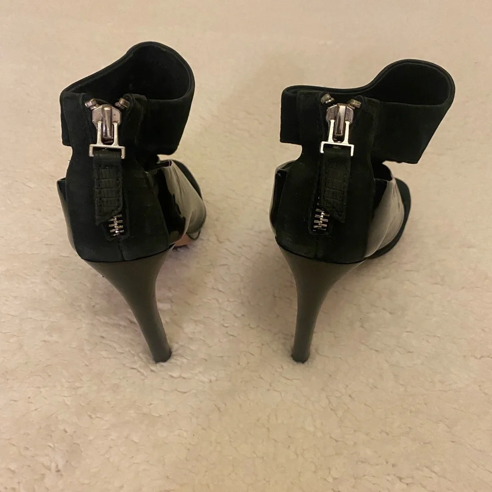 Black patent leather/elastic open toe high heels. Size 6 - Picture 5 of 10